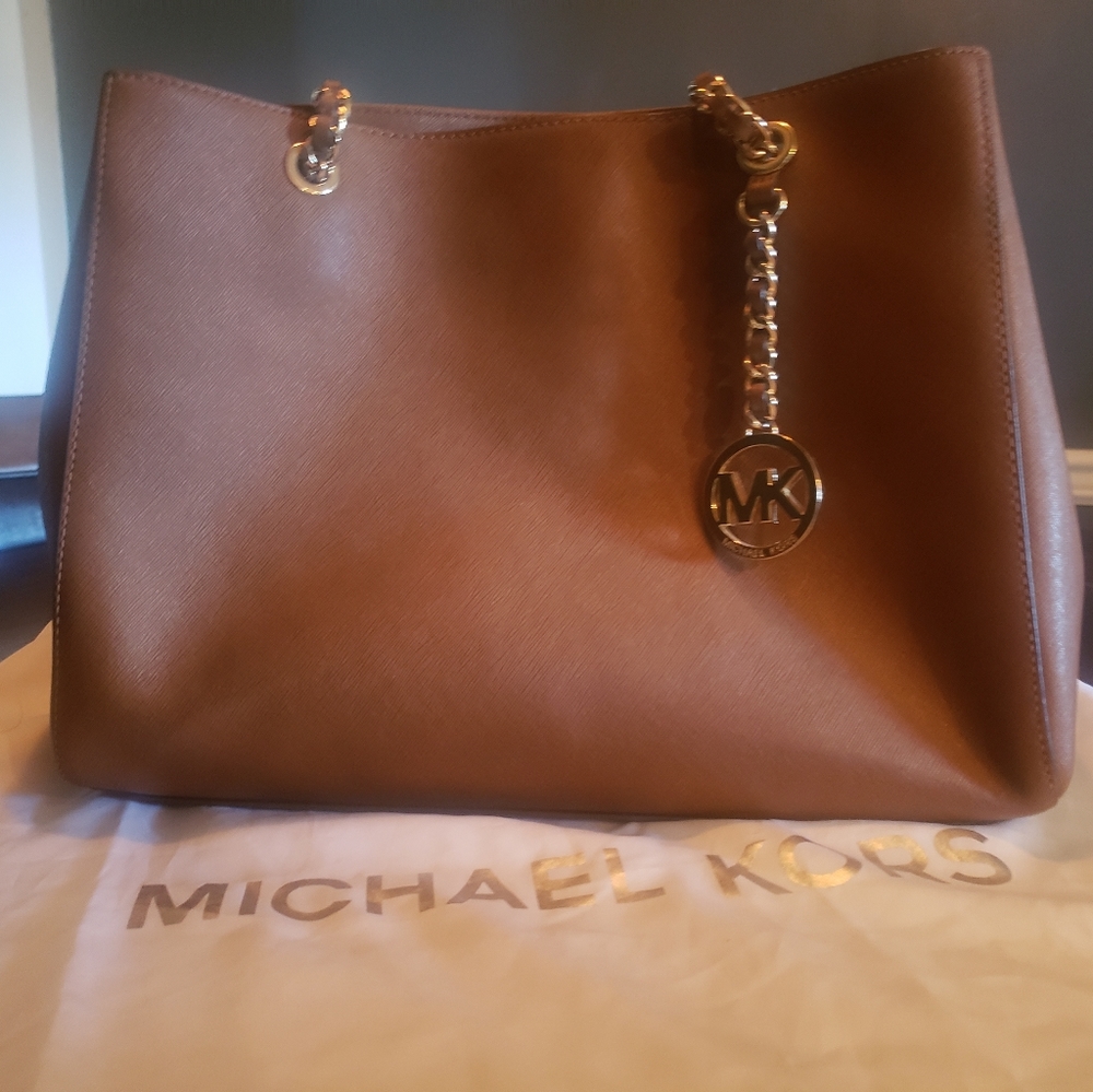 Michael Kors shoulder bag on gold chain straps